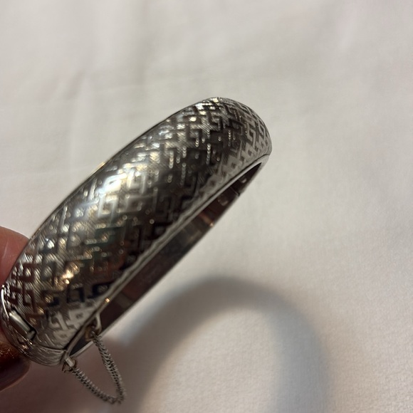 Silver tone womens vintage hinged etched bangle bracelet with safety chain. - Picture 7 of 8